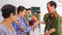 Công an TP Cần Thơ trao 400 phần quà tặng người nghèo, gia đình chính sách