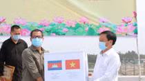Đồng Tháp trao hàng ngàn vật tư y tế chống dịch COVID-19 cho tỉnh Prây Veng