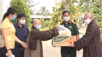 Nhiều phần quà ý nghĩa gửi tặng cho các lực lượng làm nhiệm vụ chống dịch