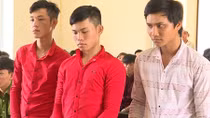 Nhậu say đánh người, đốt xe rồi đánh luôn cả Công an