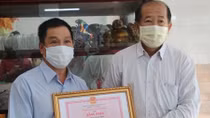 Trao bằng khen tặng người dân phát hiện trường hợp nhập cảnh trái phép