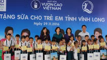 Trao tặng gần 130.000 ly sữa cho trẻ em tại Vĩnh Long