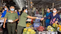 Công an TP Cần Thơ tặng 2.000 khẩu trang cho người dân
