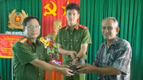 Chiến sĩ nghĩa vụ nhặt được của rơi, trả lại người dân