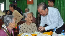 Phó Thủ tướng Thường trực Trương Hòa Bình tặng quà Tết cho người nghèo 