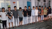 13 thanh, thiếu niên mang mã tấu, dao ném vào nhà người khác