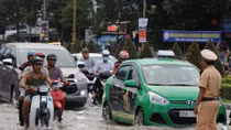 Công an TP Cần Thơ hỗ trợ người dân qua "rốn ngập" trong đợt triều cường lịch sử