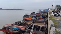 Bắt giữ 11 phương tiện khai thác cát trên sông Cổ Chiên