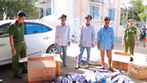 Giấu thuốc lá lậu trong bao tải thức ăn và lúa mang đi bán 