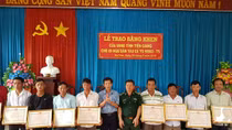 Tặng bằng khen cho nhóm ngư dân cứu người giữa biển khơi