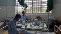 Nhúng lưới vào nhựa đường pha xăng, 10 người bị bỏng