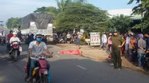 Xe tải tông mẹ chết, con nguy kịch 