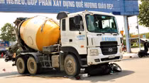 Xe bồn cuốn xe máy vào gầm, vợ chết chồng bị thương