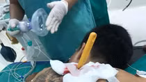 Nam thanh niên xăm trổ bị bạn gái cầm dao đâm lút cán