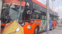 Tai nạn liên hoàn, xe khách Phương Trang tông gãy cột điện