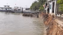 Sạt lở bờ sông, 6 căn nhà theo ‘hà bá’