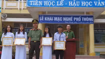 Trao khen cho học sinh nhặt của rơi tìm người trả lại
