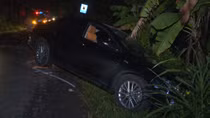 Nam thanh niên bị "hất" lên nóc camry sau va chạm giao thông