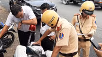 Tạm giữ xe bán tải mang dòng chữ 'An ninh miền Bắc' của công ty bảo vệ