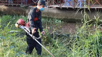 Công an TP Cần Thơ ra quân vệ sinh môi trường, tặng quà Tết cho người nghèo