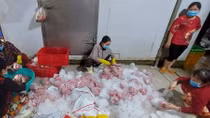 Phát hiện cơ sở sản xuất giò chả chứa hàn the