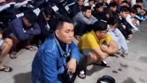 Hàng trăm thanh niên tụ tập cổ vũ đua xe bị ngăn chặn