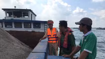 Xử phạt 14 sà lan, tịch thu gần 5.000m3 ‘cát lậu’