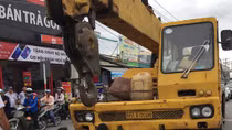 Xe cần cẩu tông nhiều xe máy đang dừng đèn đỏ, bé trai 6 tuổi tử vong