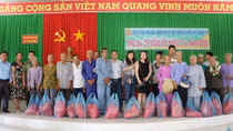 Công an Vĩnh Long tặng quà cho các hộ nghèo ở Bình Tân