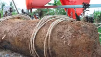 Xử lý quả bom nặng 150 kg trong vườn nhà dân