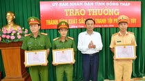 Khen thưởng thành tích bắt đối tượng vận chuyển 45kg ma túy