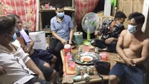 Mời bạn đến nhà uống bia, 5 người nhận quyết định xử phạt 75 triệu đồng