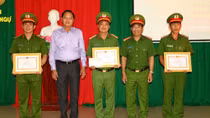 Khen thưởng tập thể, cá nhân bắt giữ đối tượng gây án mạng