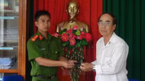 Nhặt được ví tiền trả cho người đánh rơi
