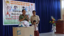 Công an TP Cần Thơ trao quà cho học sinh nghèo, khuyết tật vùng sâu