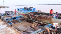 Công an Vĩnh Long bắt hai tàu sắt hút trộm cát sông