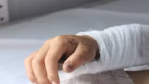 Bé trai 7 tuổi thoát lưỡi hái tử thần sau khi bị rắn lục đuôi đỏ cắn