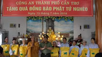 Công an TP Cần Thơ tặng quà cho phật tử Trường hạ Phước Long Cổ Tự