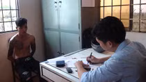Tên cướp bị bắt nóng sau khi giật dây chuyền
