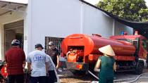 Công an Vĩnh Long bơm nước ngọt miễn phí cho người dân