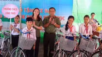 Công an Trà Vinh tặng 100 xe đạp cho học sinh nghèo
