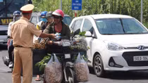 Công an Cần Thơ tặng nước suối, khăn lạnh cho người dân trên QL
