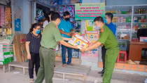 Công an tỉnh Vĩnh Long tặng quà cho người bán vé số