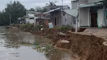 Sạt lở đất bờ sông "ăn" vào sát nhà dân ở Trà Ôn