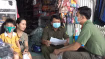 Công an huyện Tam Nông phát khẩu trang cho người dân