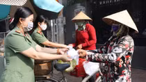 Công an Trà Vinh tặng khẩu trang cho người dân bán hành rong