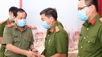 Tặng quà CBCS công tác tại 41 xã, thị trấn trên địa bàn TP Cần Thơ