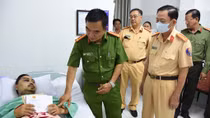 Ban Giám đốc Công an tỉnh Tiền Giang thăm hai cán bộ bị thương khi làm nhiệm vụ