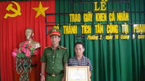 Trao giấy khen cho bảo vệ dân phố dũng cảm bắt cướp