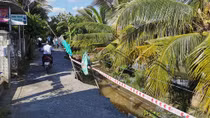 Sạt lở 30m đường bêtông nông thôn ở Phong Điền